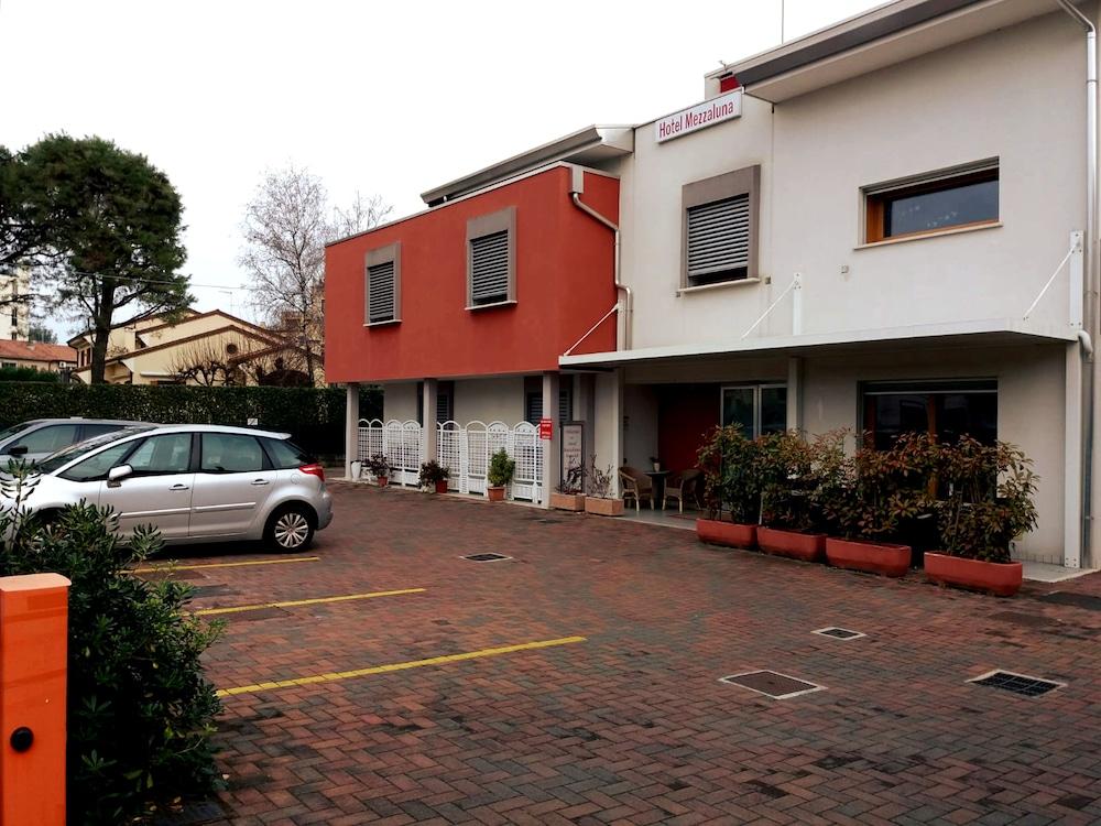 Mezzaluna 3*